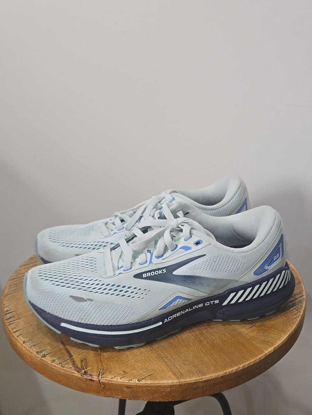 Brooks Adrenaline GTS 23 Shoes Womens Size 9W